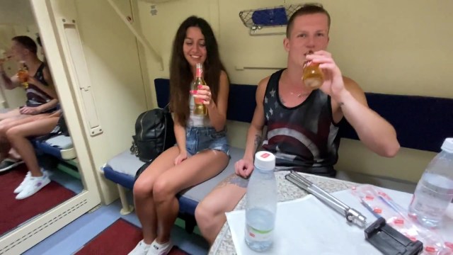 Порно пьяная девушка без трусов в поезде спит: видео - optnp.ru